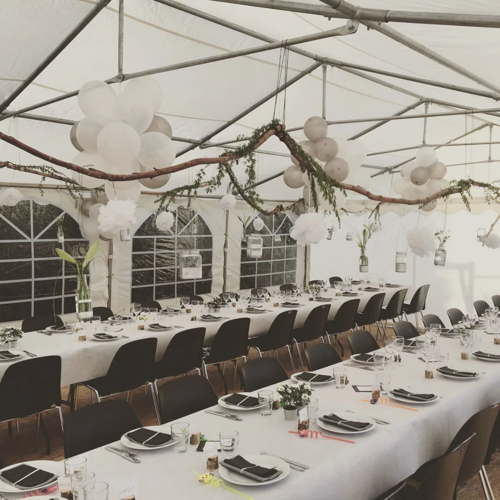 Chapiteau 12m x 6m - Jura Location Sono - Intérieur avec table et bancs en U.webp